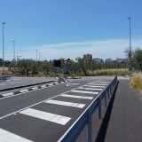 Il contrasto � stridente, tra gli alberi tutt�intorno e questa via a quattro corsie con tanto di guardrail e potenti luci a led, che di fatto inizia e finisce nel nulla, con la sola minuscola rotatoria a separarla dalla campagna